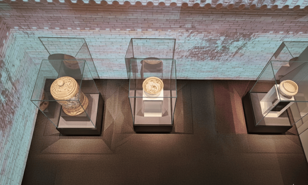 Một số cổ vật được trưng bày là kết quả của các đợt khai quật khảo cổ ngay trong khuôn viên Hoàng thành (Nguồn: Internet)